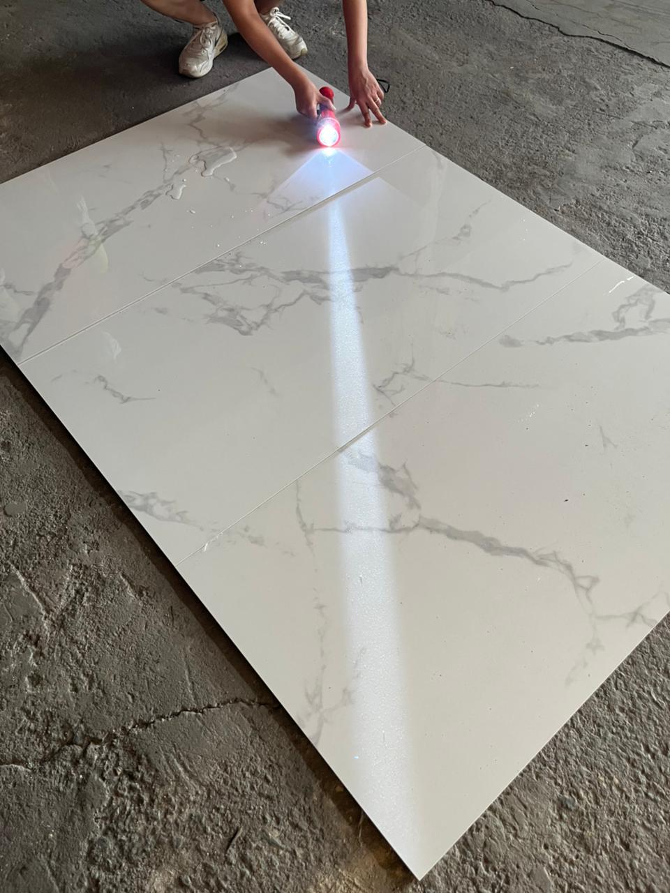 Porcelanato instalado con prueba de luz