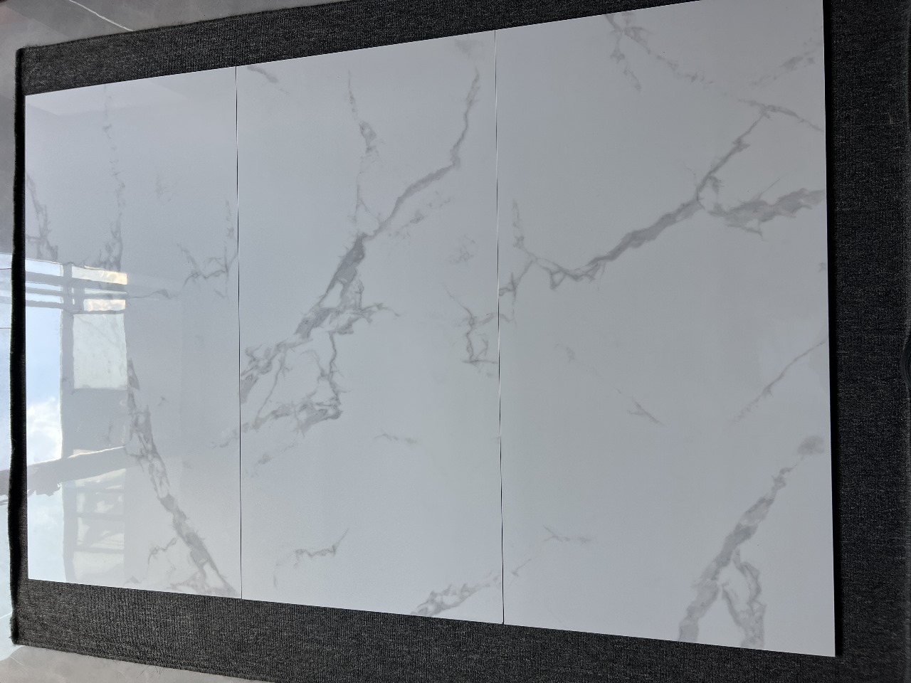 Tres piezas de porcelanato mármol blanco