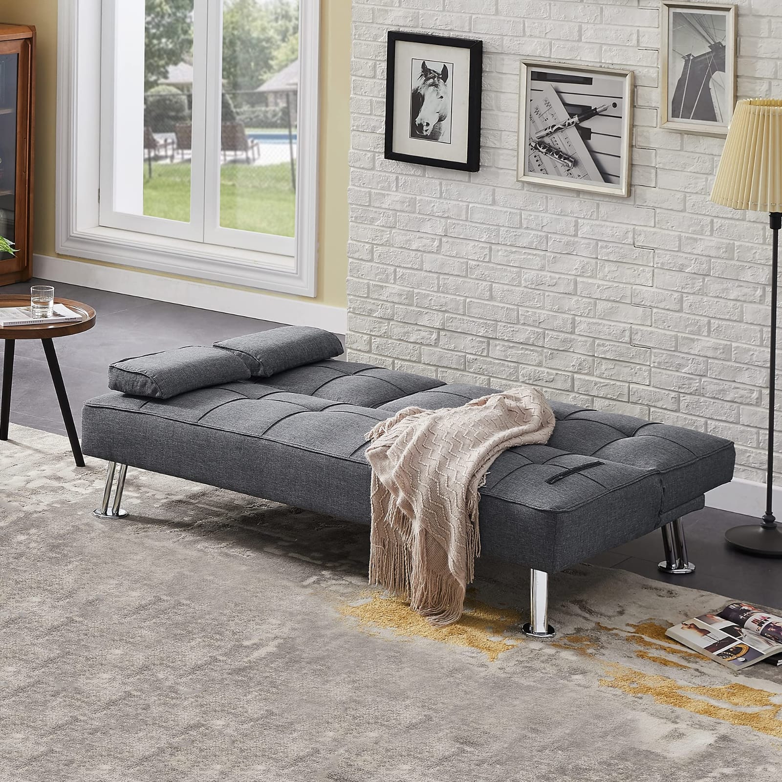 Sofá cama gris en sala moderna
